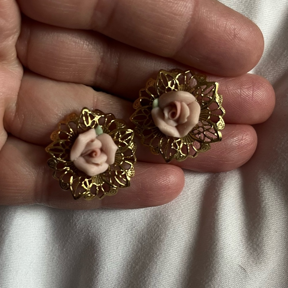 Gold earrings with rose